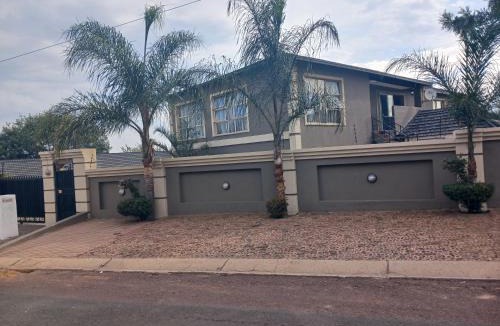 Emalahleni House | Tushiya guest lodge witbank