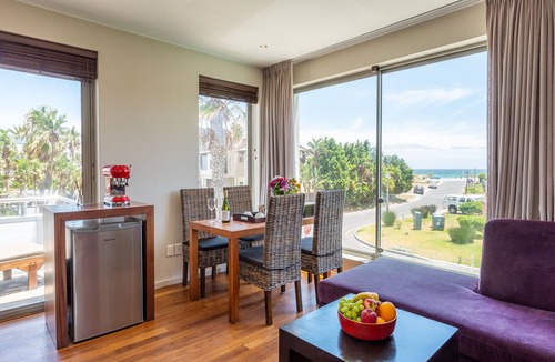 Sunset Beach House | Two bedroom apartment with Table Mountain and sea view