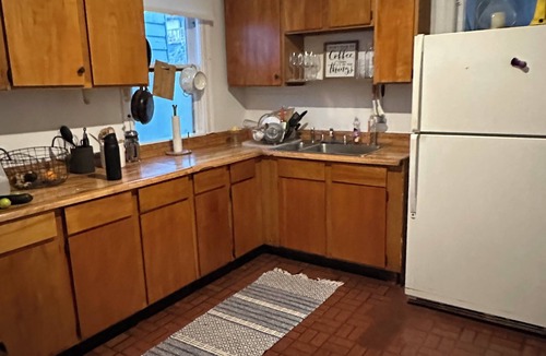 Oakland House | Two bedroom house close to downtown Oakland