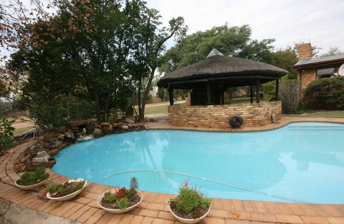 Greater Johannesburg Metropolitan Area Apartment | Two Bedroom Self-Catering Unit in Johannesburg, Fourways (Sleep 4)