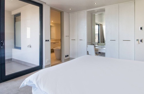 Hermanus City-Centre Apartment | Two Bedroom with Bbq and Sea Views