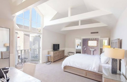 Santa Rosa Hotel | Two Luxurious Junior Suite with Elegant Furnishings Near Sonoma Wineries