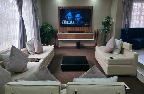 Witfield House | Ultimate Getaway:Entertainer's Dream 4BR House with Bar,Game R,&Dual Living Area