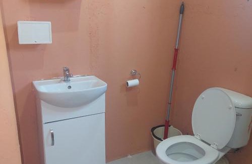 Mmabatho Apartment | Unit 12 Bachelor Apartment self catering complete