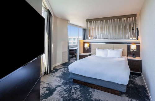 Redwood Shores Hotel | Unwind and Indulge In Our Oasis! 4 Relaxing Units, Pets Allowed, Onsite Pool
