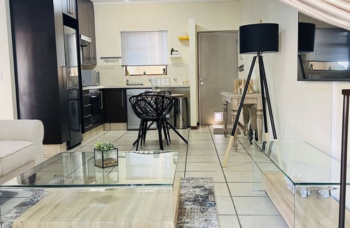 Greater Johannesburg Metropolitan Area Apartment | Upmarket warm and cozy sanctuary
