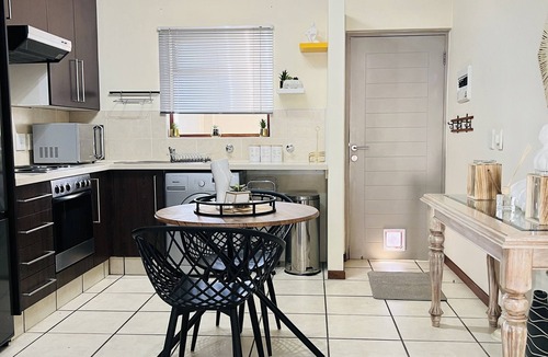 Greater Johannesburg Metropolitan Area Apartment | Upmarket warm and cozy sanctuary