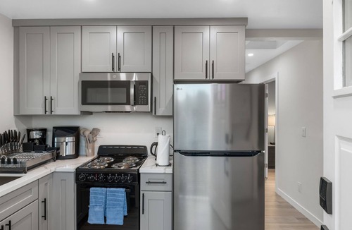 Millbrae House | Urban Airport Stay SFO & BART Access