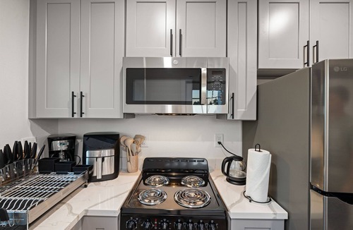 Millbrae House | Urban Airport Stay SFO & BART Access