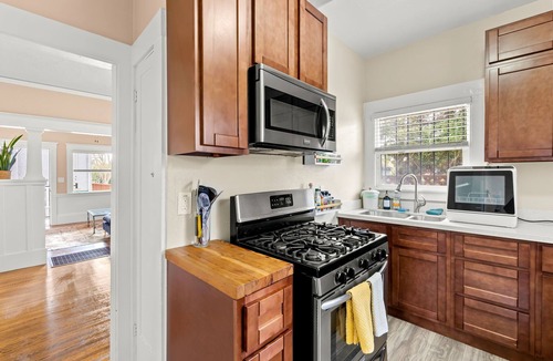 South Berkeley House | Urban Casita 2bdrm Family-Friendly & Parking