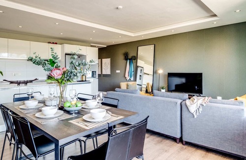 Green Point Apartment | Urban Chic Apartment close to Waterfront Warwick