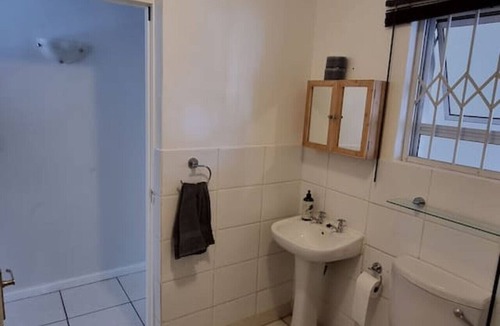 Plumstead Apartment | Urban Loft (Backup power for Wi-Fi)