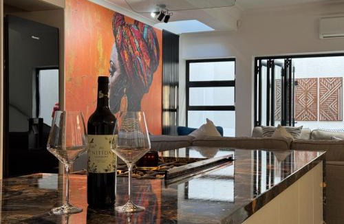 Three Anchor Bay House | Urban Oasis Penthouse-Jacuzzi!