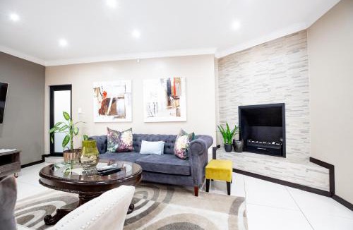Kempton Park House | URlyfstyle 5 bedrooms 10km from OR Tambo Int Airport