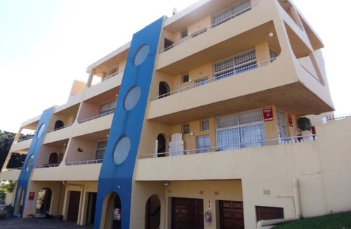 Manaba Beach Apartment | Uvongo Lucian blue flag beach apartment