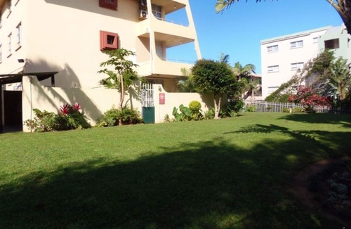 Manaba Beach Apartment | Uvongo Lucian blue flag beach apartment