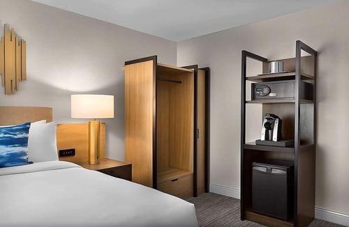 Milpitas Hotel | Vacation Day Is Always A Great Idea! w/Outdoor Pool, Near Pinewood Park!