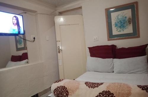 Bezuidenhout Valley Cabin | Valley Center Guest lodge