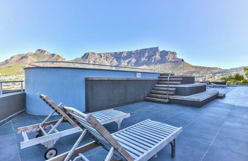 Flora Park Apartment | Vibrant 3Bedroom | Bo Kaap | Mountain and City Views