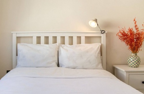 Cesme Apartment | Vibrant and Central Flat near Sea in Cesme