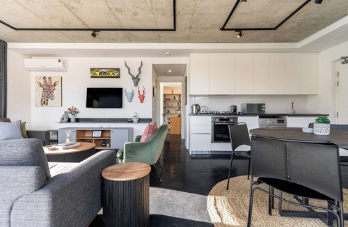 Schotsche Kloof Apartment | Vibrant Escape with Panoramic Table Mountain Views