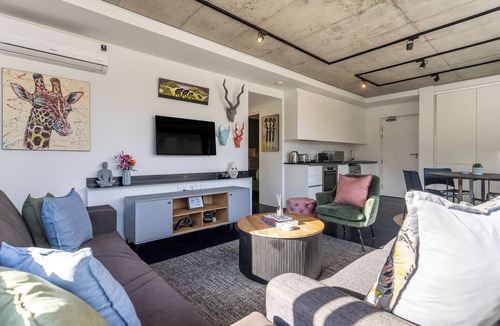 Schotsche Kloof Apartment | Vibrant Escape with Panoramic Table Mountain Views