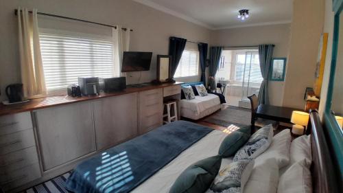 Mossel Bay Apartment | View from the Hill room 1