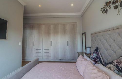 Lone Hill Villa | Views at Schoeman