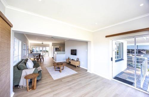 Beacon Bay Apartment | Views on 24