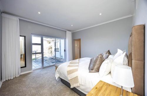 Beacon Bay Apartment | Views on 24