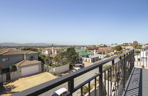 West Beach House | Villa Balmoral 14 - Six Bedroom House, Sleeps 12
