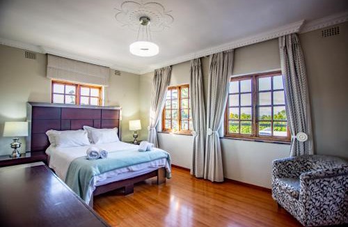 Bellville House | Villa Luisa: Sun-filled hidden gem with Pool.