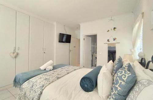 Plettenberg Bay Villa | Villa Mintos - 4 bed 3 bath, Pool, 750m to Robberg 5 Beach