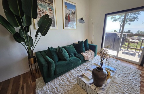 Merriewood Villa | Villa up the Hills on Grizzly