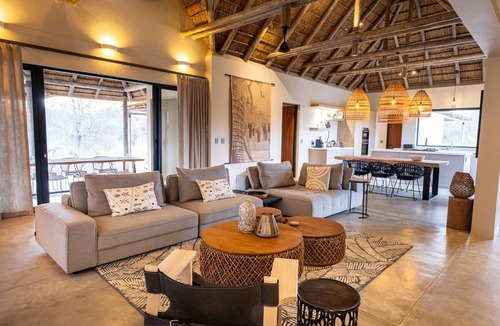 Hoedspruit Villa | Villa Uthando: Stylish brand new villa with amazing views