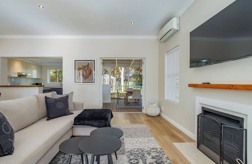 Franschhoek House | Village Vine & Stream a blissful stay in Franschhoek. Walkable, Private & Serene