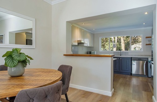 Franschhoek House | Village Vine & Stream a blissful stay in Franschhoek. Walkable, Private & Serene