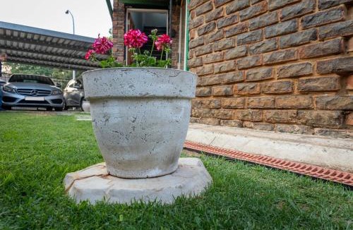 Garsfontein Apartment | VillaZek a modern 2 bedroom open- plan apartment with parking