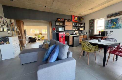 Pinnacle Point Apartment | Vincent - Artistic Luxury Suite