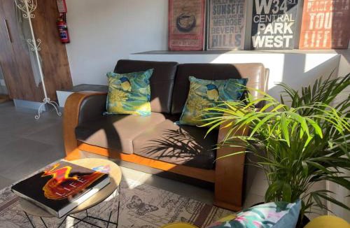 Pinnacle Point Apartment | Vincent - Artistic Luxury Suite