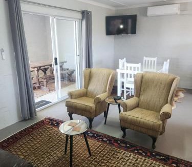 Oudtshoorn Apartment | Volgenoeg Self Catering Family Unit