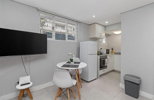 Lakeside Apartment | Walk to Beach, Fast WiFi, Discounted, Nightlife