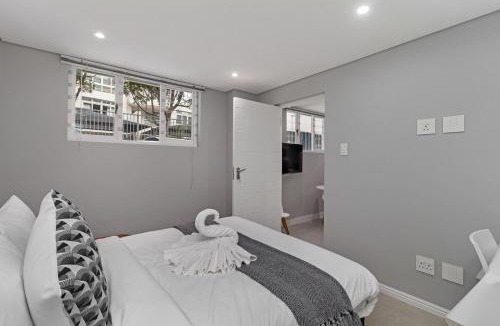 Lakeside Apartment | Walk to Beach, Fast WiFi, Discounted, Nightlife