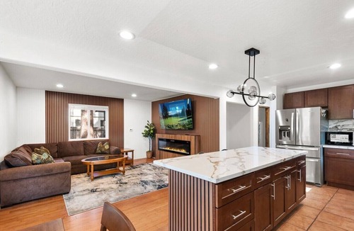 Rancho Bijou House | Walk to Lake Tahoe | Sleeps 10 | EV Charger