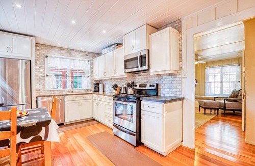 Guerneville Cabin | Walk to Russian River! Remodeled Cabin! Cozy! HtTb~AC~Redwood Retreat