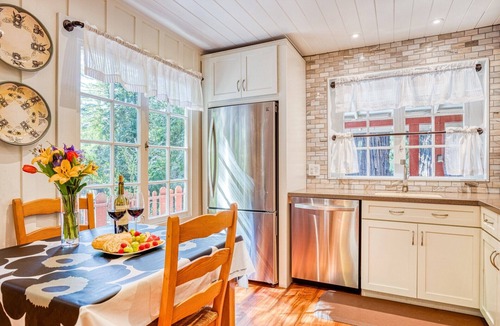 Guerneville Cabin | Walk to Russian River! Remodeled Cabin! Cozy! HtTb~AC~Redwood Retreat