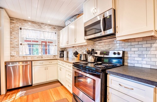 Guerneville Cabin | Walk to Russian River! Remodeled Cabin! Cozy! HtTb~AC~Redwood Retreat