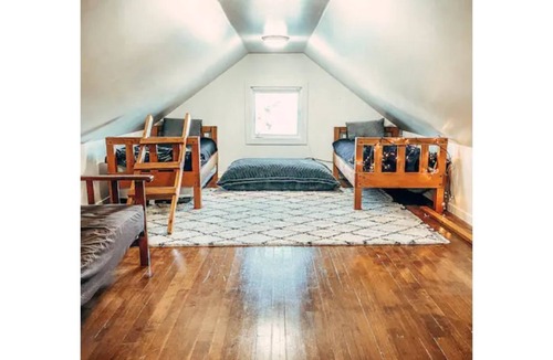Petersburg House | Walkable 3 room Duplex with private Hot Tub, Porch, and Scenic Views