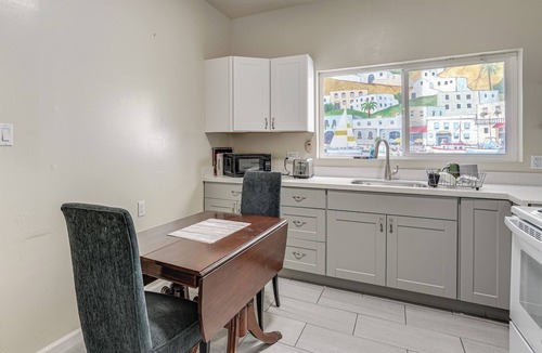 Grand Lake Apartment | Walkable Dtwn Oakland Apt w/Shared Rooftop!