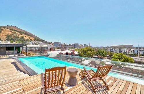 Cape Town City Centre House | Waterfront apartment with balcony & views